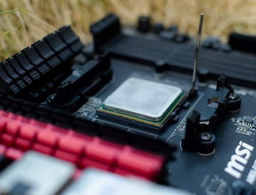 بازکردن اهرم فلزی و قراردادن پردازنده AMD بر روی سوکت