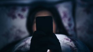 به این 8 دلیل گوشی موبایل‌ را با خود به رخت‌خواب نبرید