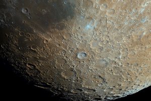 مشاهده جزییات ماه از بالکن خانه 