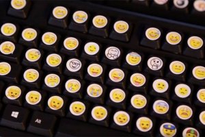ویدیو: خداحافظ ورد؛ صفحه‌کلید واقعی emoji ساخته شد!