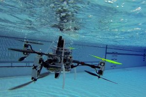 ویدیو: این دِرون زیر آب هم پرواز می‌کند