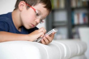 آیا خرید موبایل برای کودکان زیر 12 سال صحیح است؟